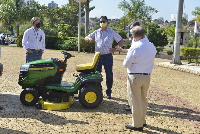  Prefeitura recebe doação de equipamento do instituto John Deere