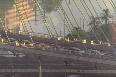 Donos de autoescolas protestam na Ponte Estaiada e pedem reabertura do Detran