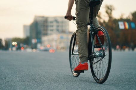 Prática de ciclismo aumenta na pandemia e especialista em traumas do esporte orienta iniciantes e profissionais para evitar lesões e desconfortos